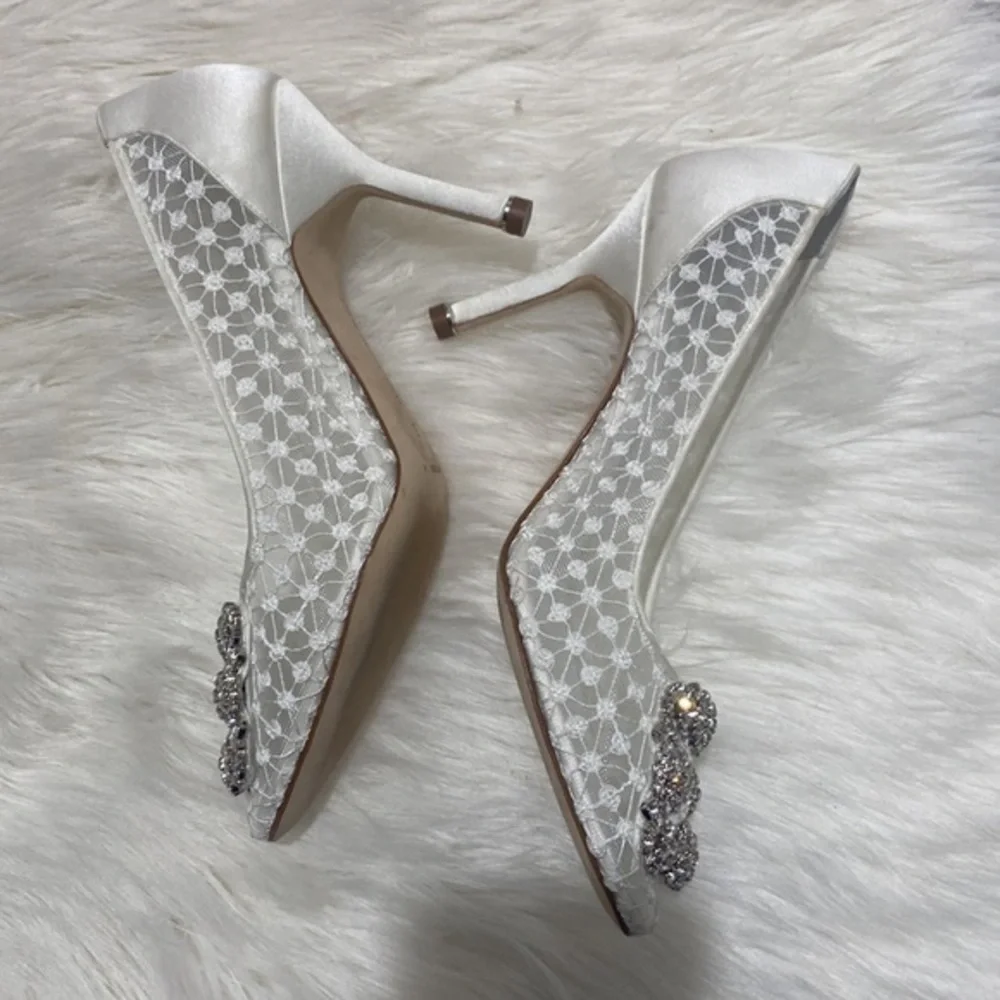 Manolo Blahnik Hangisilace Cream Lace Jewel‎ Buckle pumps size 35EU